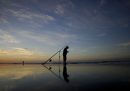 Un pescatore prepara le sue reti su una spiaggia vicino a Bahía Blanca, sull'oceano Atlantico, nella parte centrale del paese. Monte Hermoso, Argentina