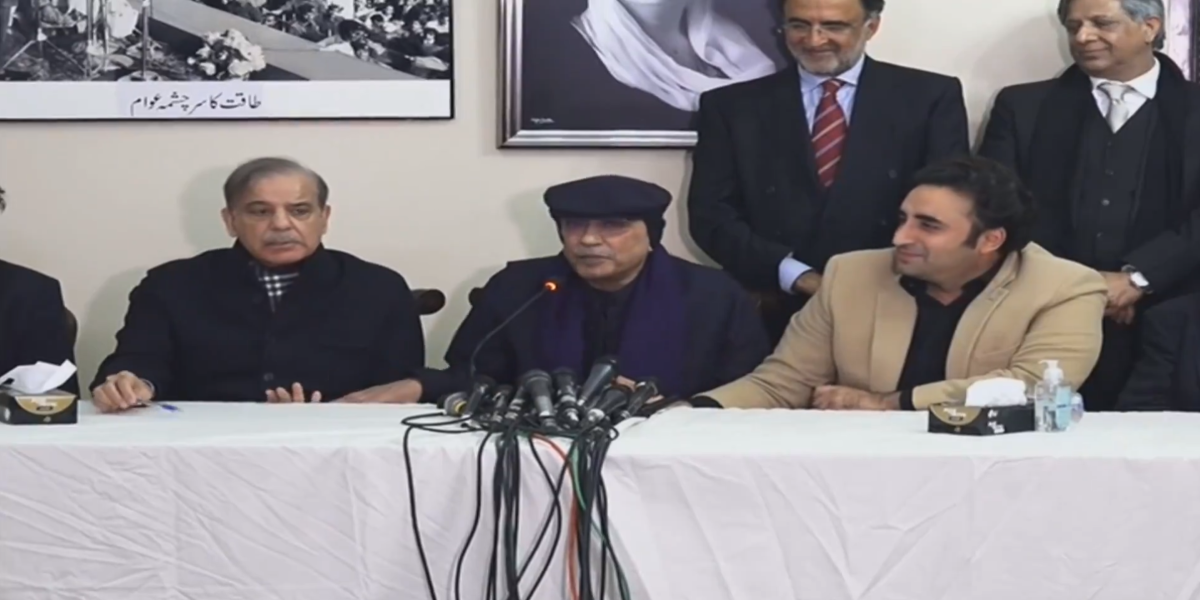 Shehbaz Sharif, Asif Ali Zardari e Bilawal Bhutto Zardari alla conferenza stampa in cui è stato annunciato l'accordo. (MediaCellPPP/X)