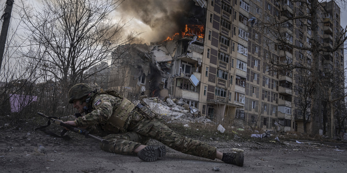 Un soldato ucraino ad Avdiivka (AP Photo/Evgeniy Maloletka)
