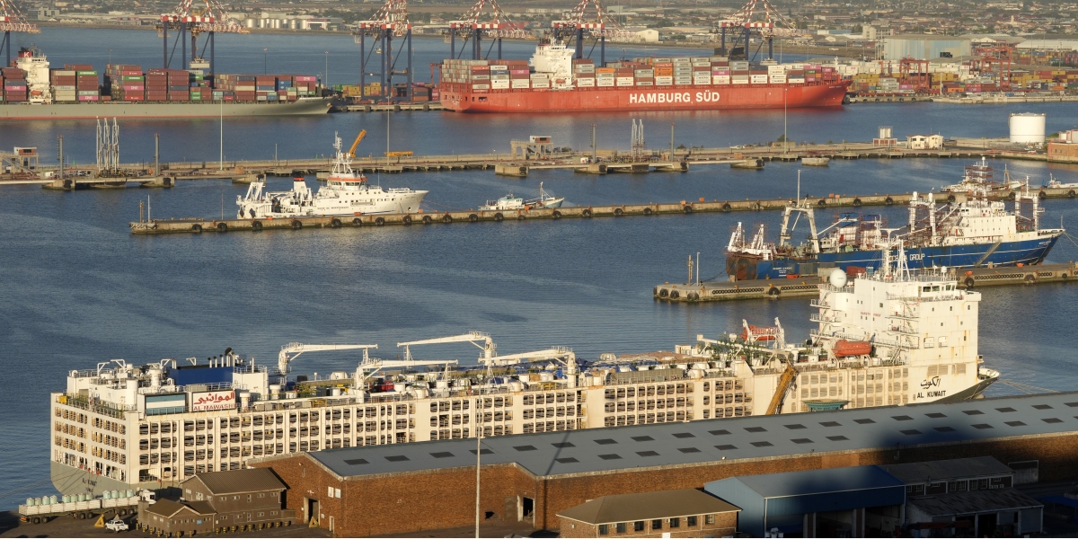 La Al Kuwait, la nave che ha causato la forte puzza a Città del Capo, in basso, attraccata al porto della città (AP Photo/Nardus Engelbrecht)