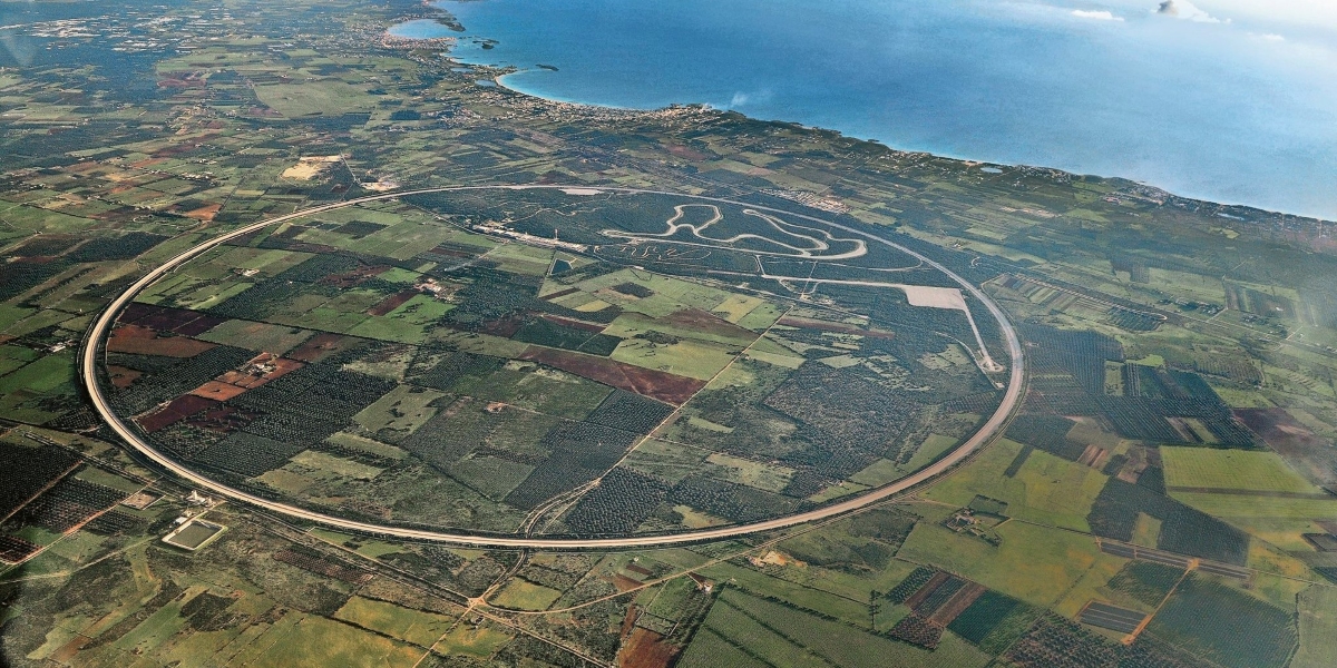 una foto aerea della pista, perfettamente circolare