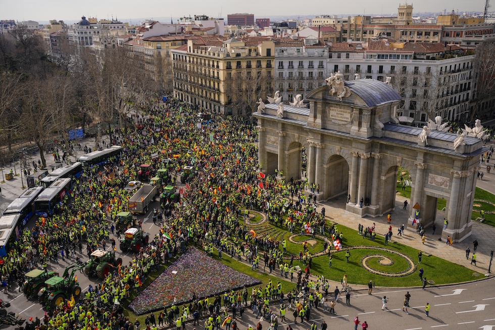 Decine di agricoltori radunati in centro città con i loro trattori alla manifestazione convocata durante le mobilitazioni di inizio febbraio. Madrid, Spagna
