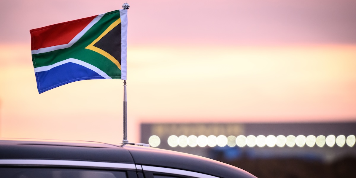 Una bandiera del Sudafrica sull'auto usata dal presidente sudafricano Cyril Ramaphosa durante una visita in Inghilterra nel novembre del 2022