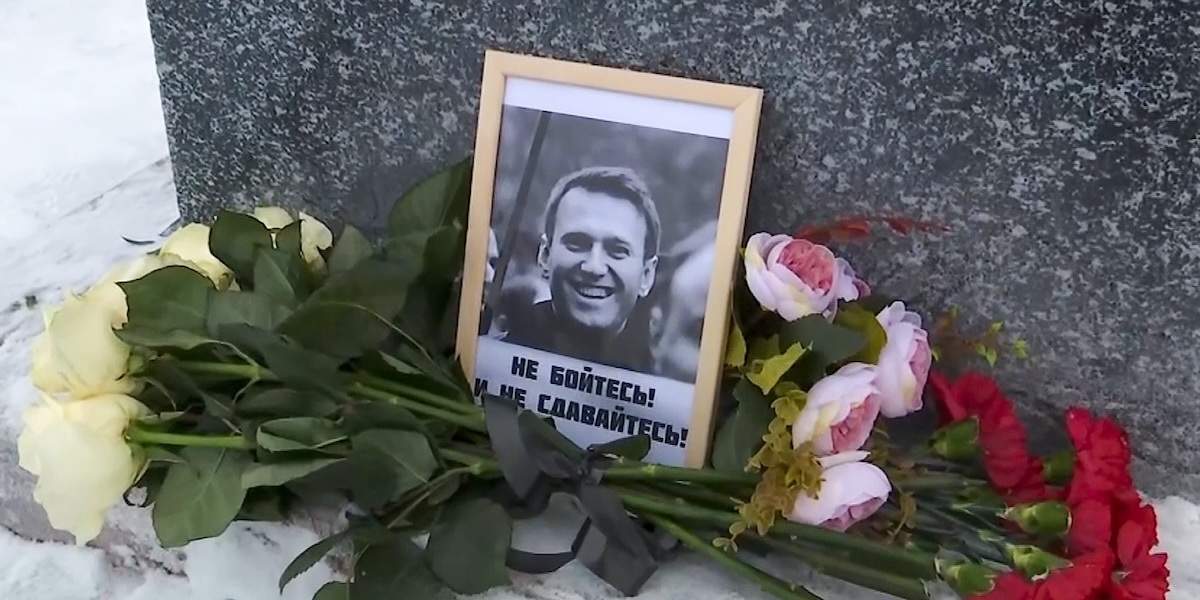 Una foto di Navalny e fiori posati sul memoriale a lui dedicato a Salekhard, vicino a Kharp, dove si trovava il carcere di massima sicurezza in cui era detenuto