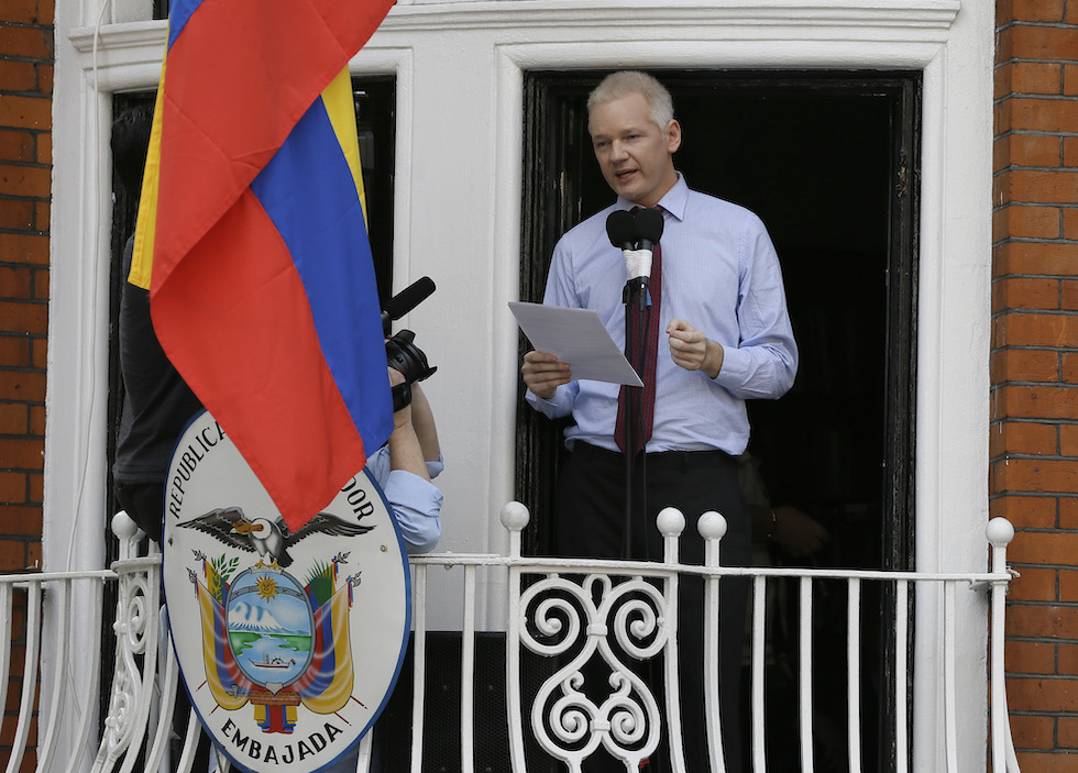 Un discorso di Assange dal balcone dell'ambasciata dell'Ecuador, nel 2012