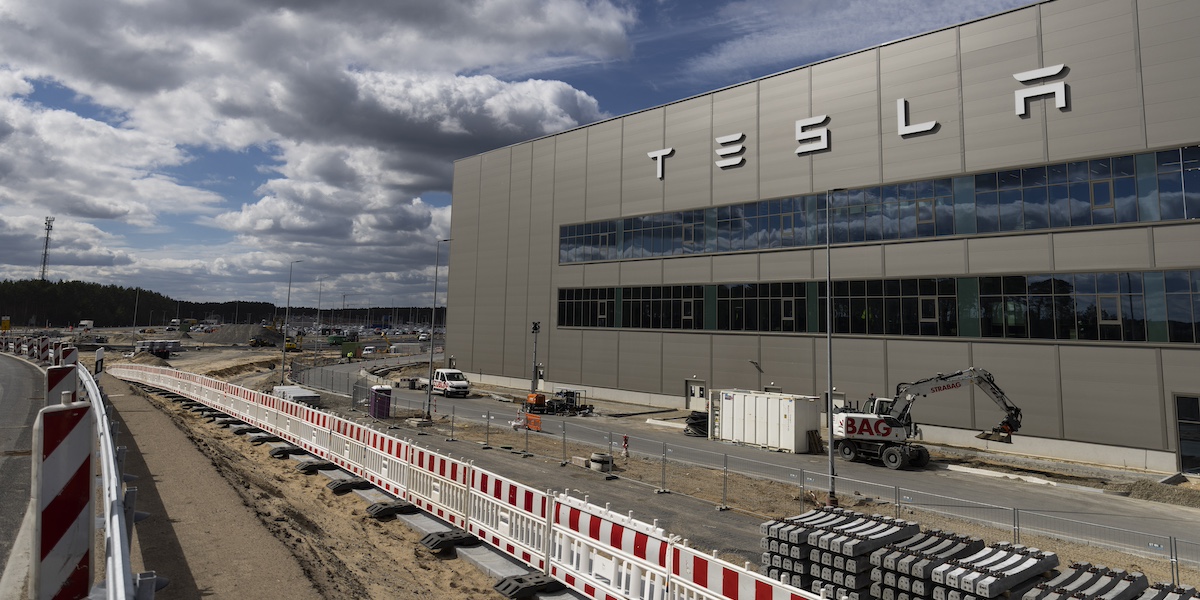 La fabbrica Tesla di Grüenheide, in Germania (Maja Hitij/Getty Images)