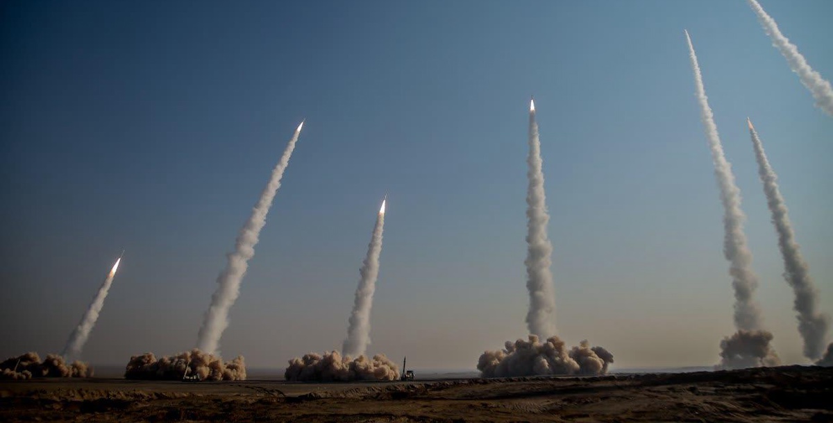 Il lancio di alcuni missili durante un'esercitazione militare delle Guardie rivoluzionarie iraniane in una foto diffusa il 15 gennaio del 2021