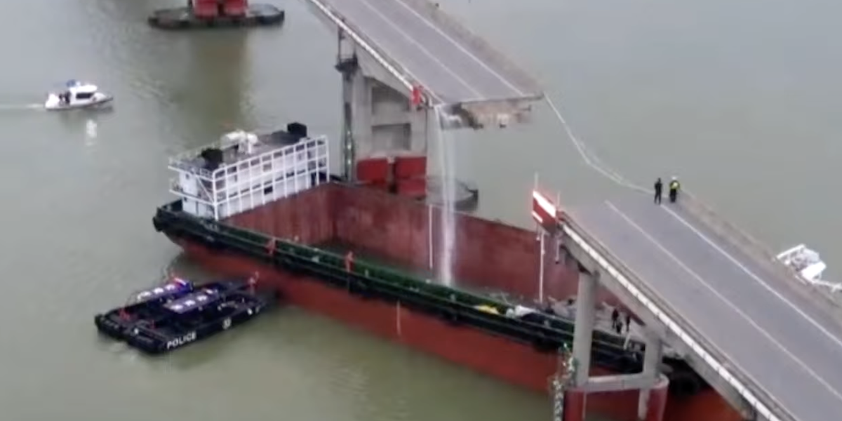 La nave dopo la collisione con il ponte a Guangzhou