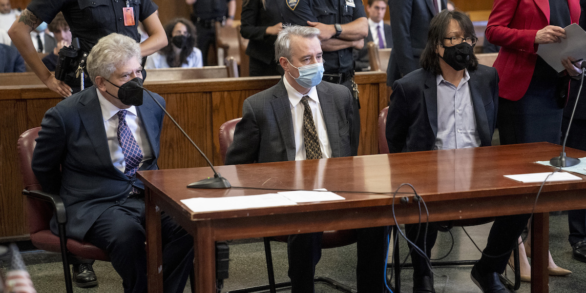 Glenn Horowitz, Craig Inciardi e Edward Kosinski a un'udienza preliminare del processo nel luglio del 2022. (AP Photo/John Minchillo, File)