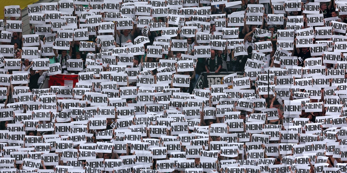Una protesta dei tifosi del Borussia Mönchengladbach (Photo by Lars Baron/Getty Images)
