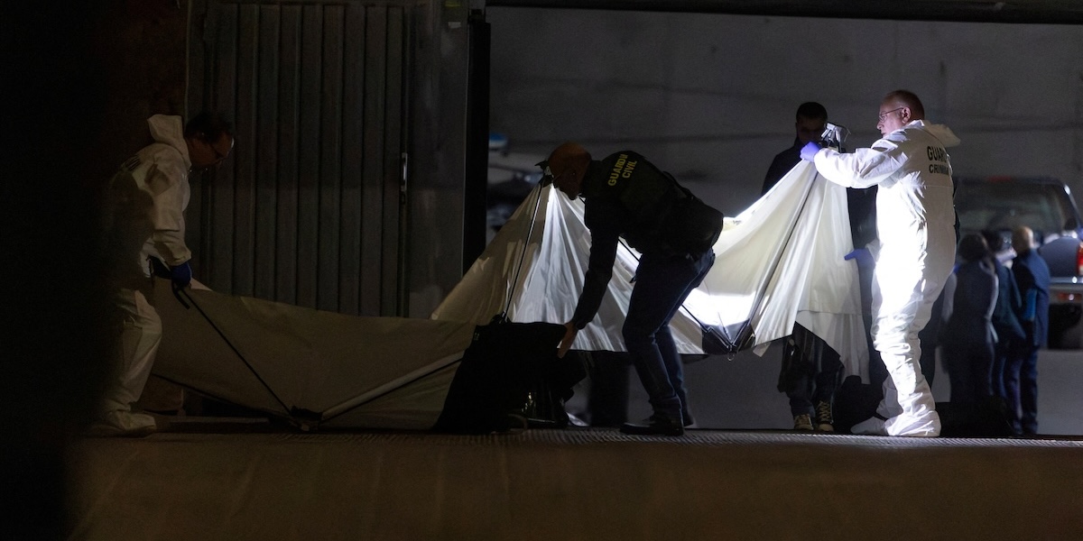 Agenti della Guardia civile spagnola indagano nel garage dove è stato ritrovato il corpo di Maxim Kuzminov (Rafa Arjones/Informacion.es via REUTERS)
