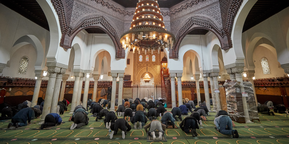 L'interno della Grande Moschea di Parigi durante una preghiera del venerdì