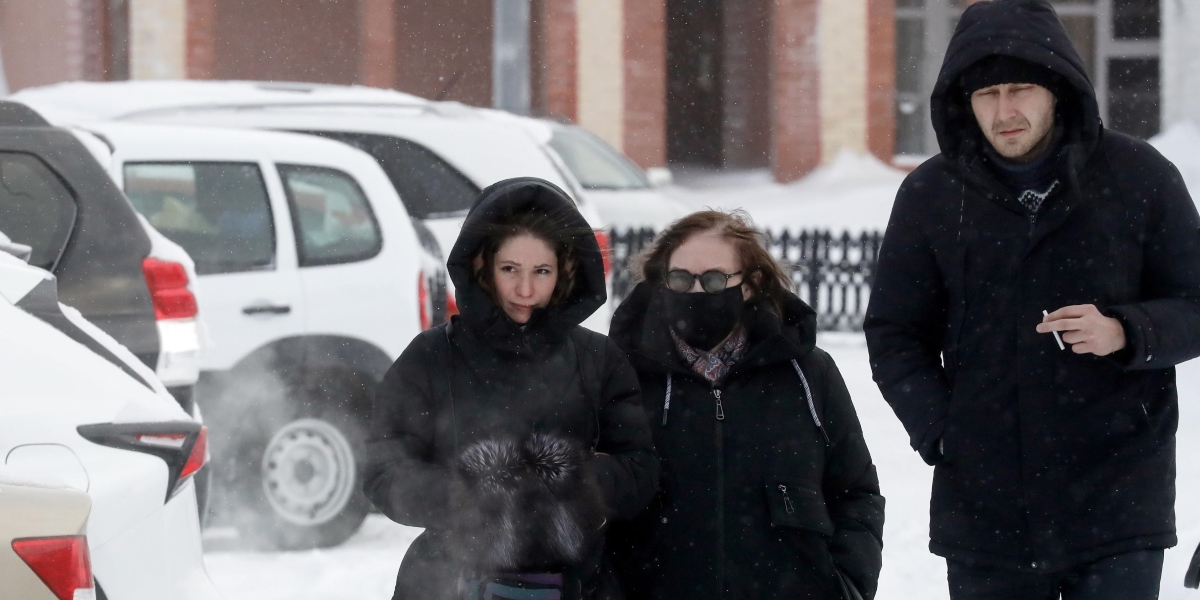 Lyudmila Navalnaya, al centro, con due avvocati, dopo aver visitato il Comitato Investigativo di Salekhard (EPA/ANATOLY MALTSEV)