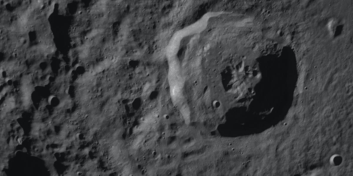 Un'immagine del suolo lunare fatta dal lander Odysseus prima dell'atterraggio (Intuitive Machines/ZUMA Press Wire)