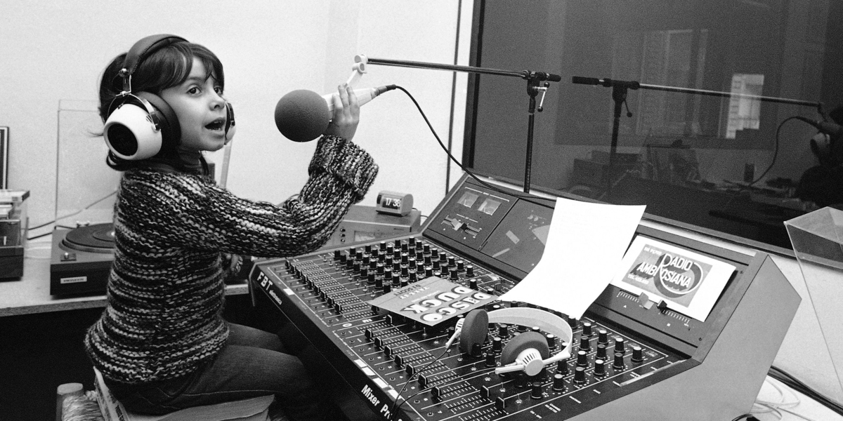 Una bambina milanese di otto anni, Monica Congia, parla alla radio nel 1977 (AP Photo/Raoul Fornezza)