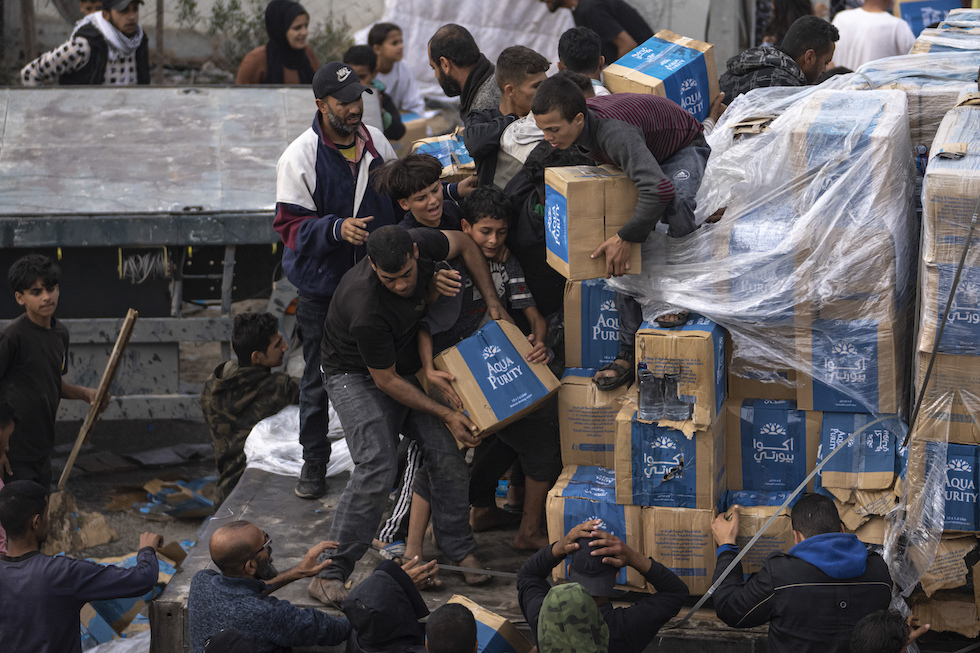 Palestinesi assaltano un camion con aiuti umanitari a Rafah il18 febbraio