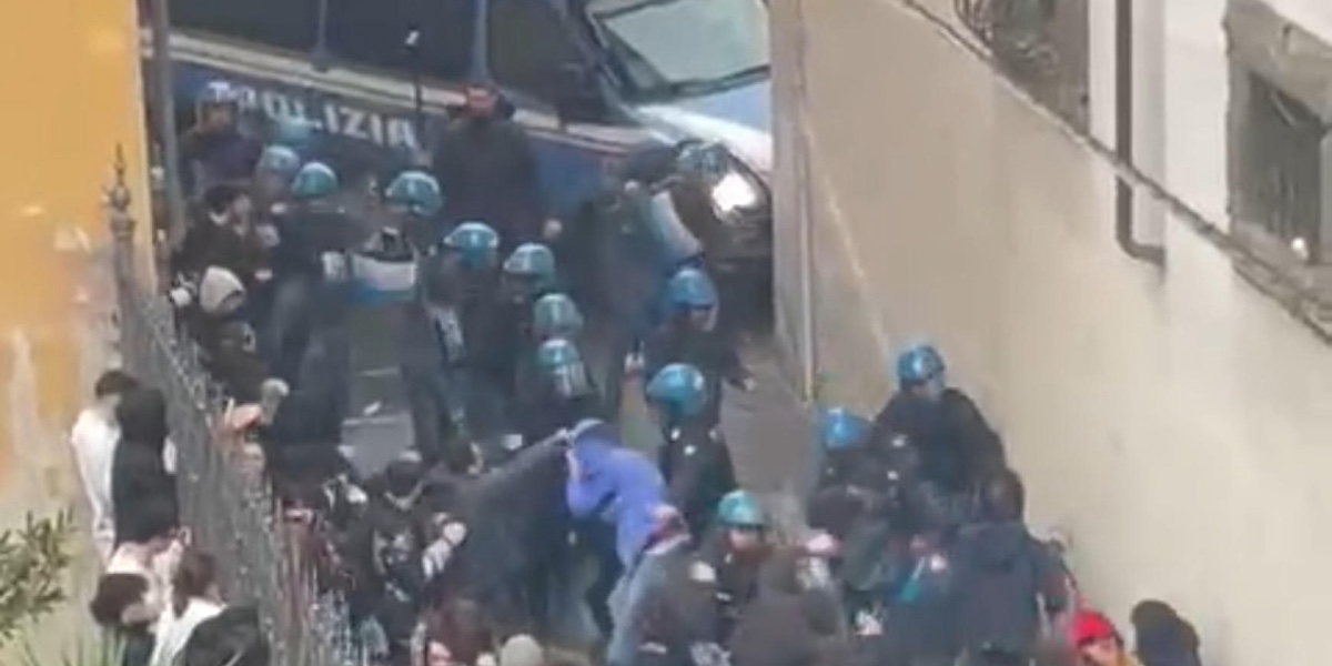 Scontri tra polizia e manifestanti a Pisa (ANSA)