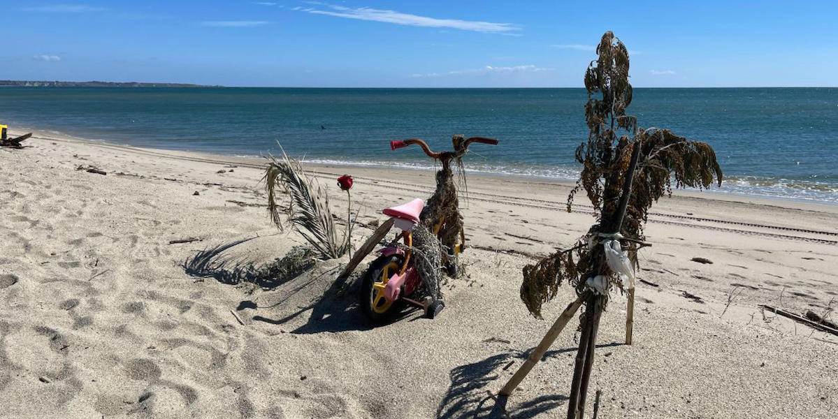 Sulla spiaggia di Cutro per settimane il mare ha continuato a restituire effetti personali e oggetti dei migranti morti dopo il naufragio del 26 febbraio 2023 (Francesco Ceraudo/ANSA)