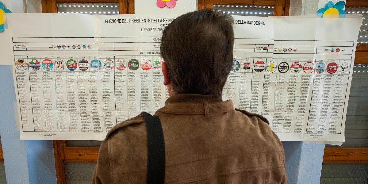 Un seggio elettorale durante le elezioni regionali sarde del 2014 (Foto LaPresse)