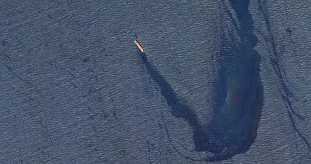 La scia di petrolio rilasciata dalla Rubymar in un'immagina satellitare pubblicata dal Centcom statunitense