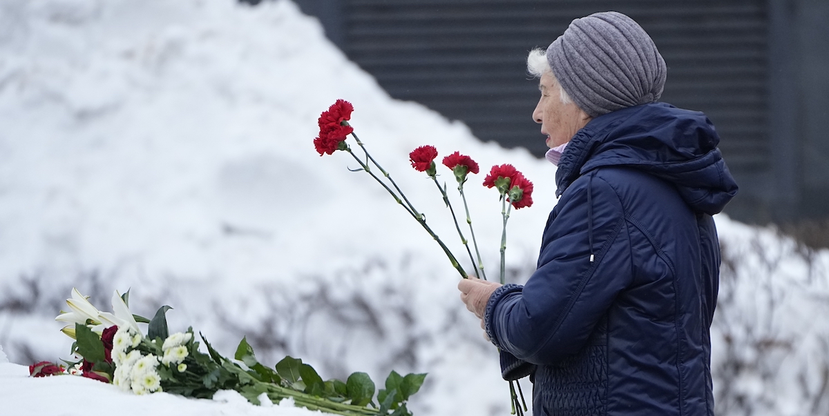Una donna lascia fiori a Mosca per commemorare Alexei Navalny