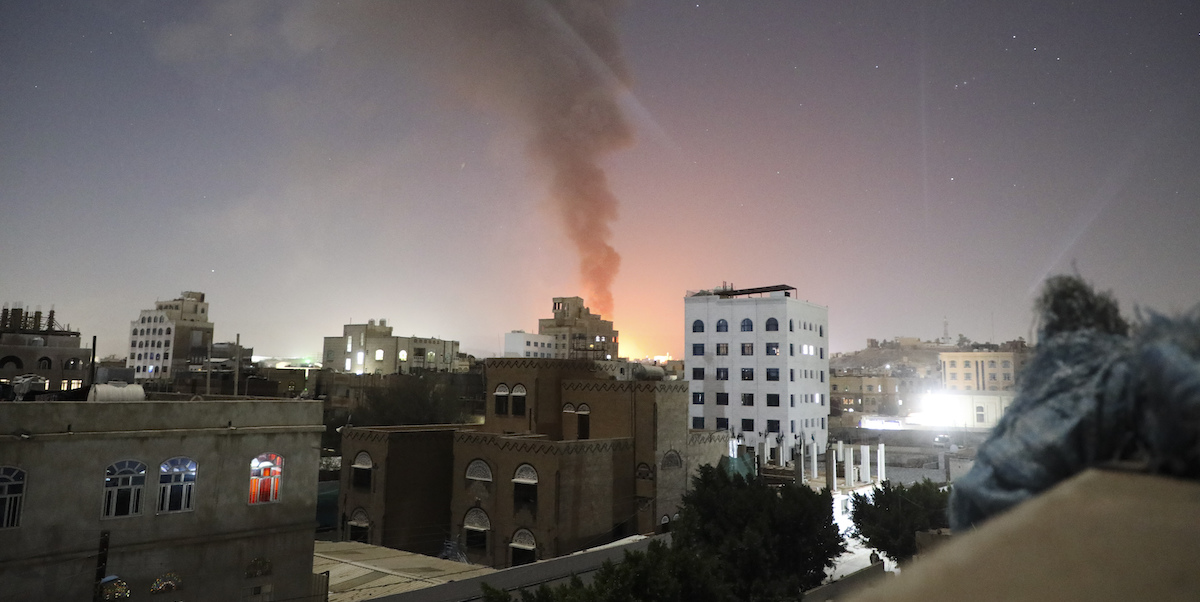 Fumo sulla capitale yemenita Sanaa dopo gli attacchi di Stati Uniti e Regno Unito