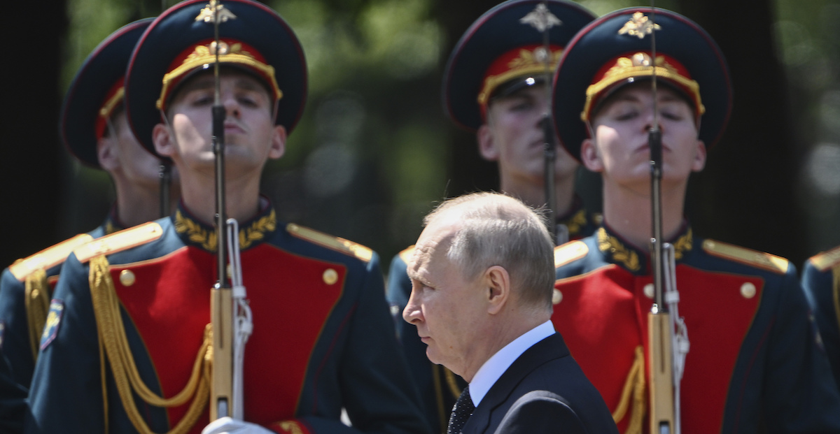 Il presidente russo Vladimir Putin passa in rassegna alcuni soldati