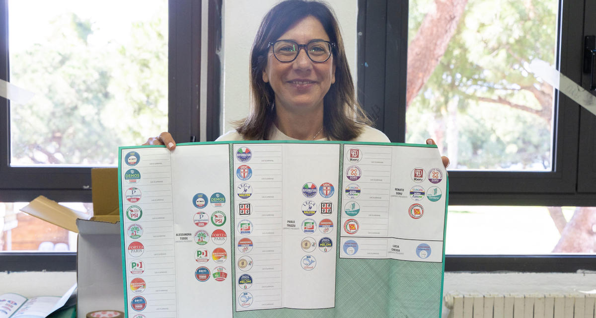 Una presidente di seggio a Cagliari mostra la scheda elettorale