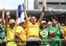 Jair Bolsonaro con le braccia alzate sul carro circondato da altri politici