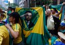 Una bandiera del Brasile con la faccia di bolsonaro al centro