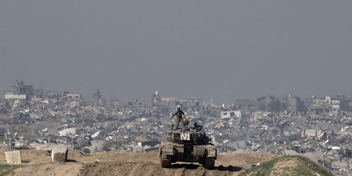Un soldato israeliano osserva la Striscia di Gaza dal confine meridionale con Israele (AP Photo/Maya Alleruzzo)