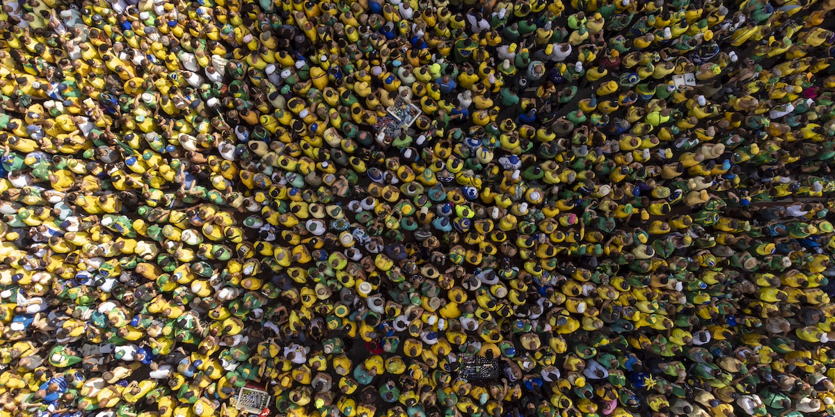 una folla di sostenitori di Jair bolsonaro vestiti di giallo e fotografati dall'alto