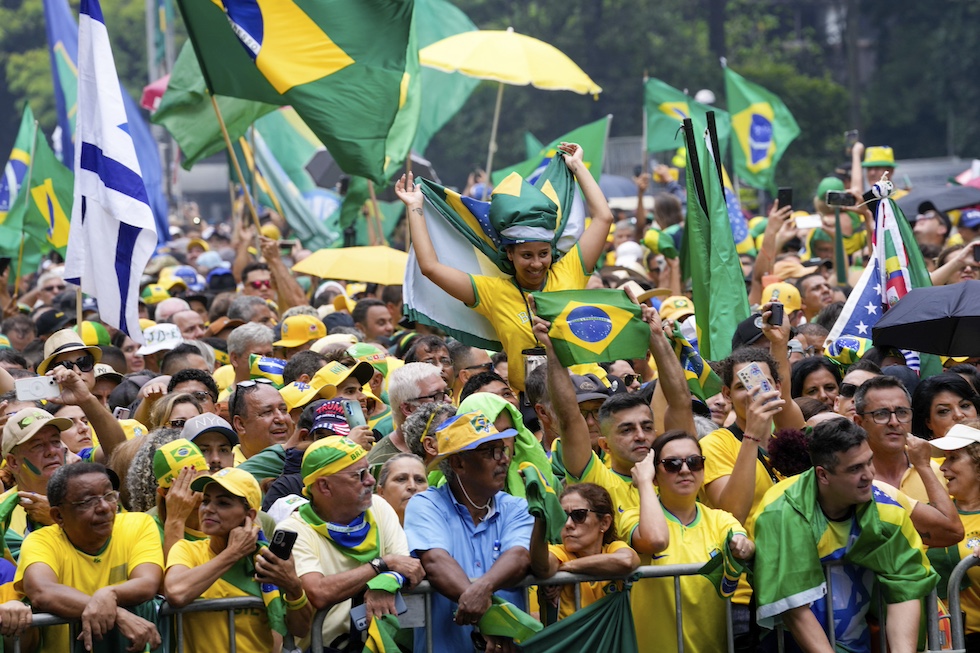 Foto della folla con bandiere del Brasile che sventolano