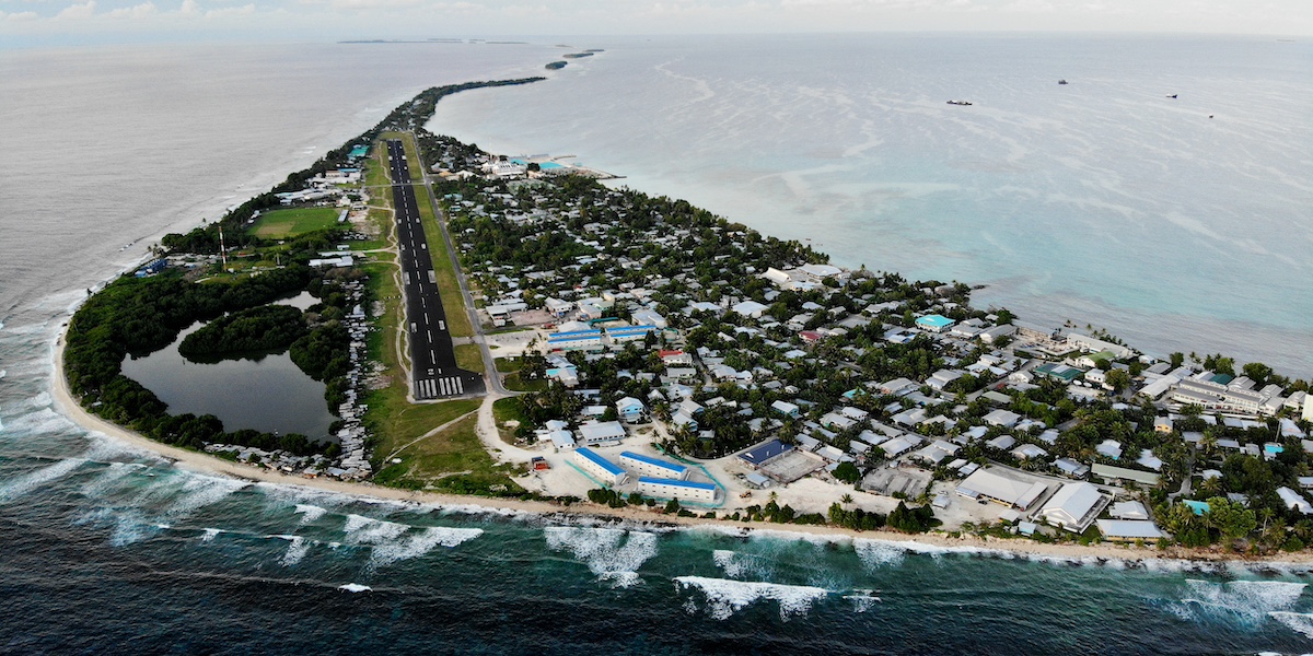 una veduta aerea della sottile striscia di terra sui cui si trova funafuti