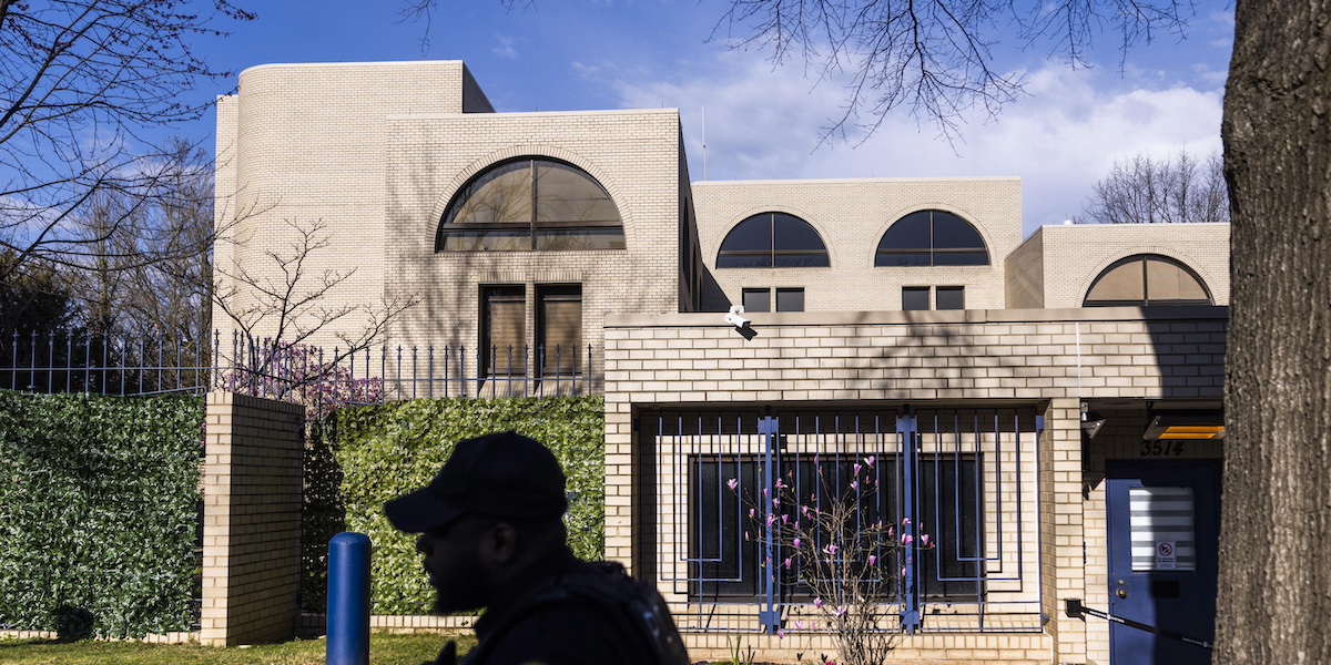 L'ambasciata israeliana a Washington (ANSA/EPA/JIM LO SCALZO)