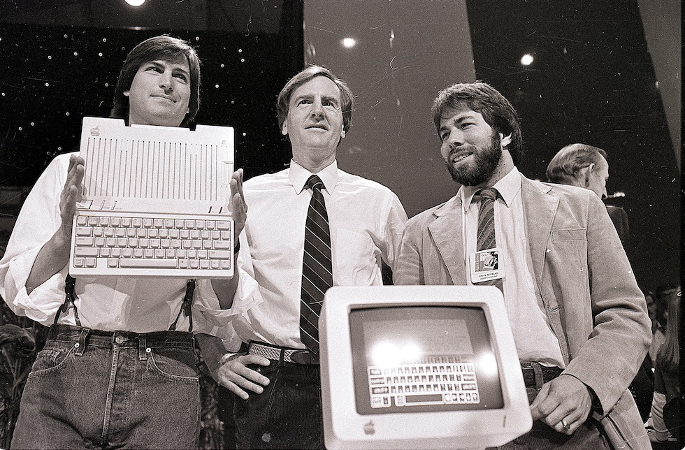 Il fondatore Steve Jobs, l’amministratore delegato John Sculley e il cofondatore di Apple Steve Wozniak alla presentazione del computer Apple IIc
