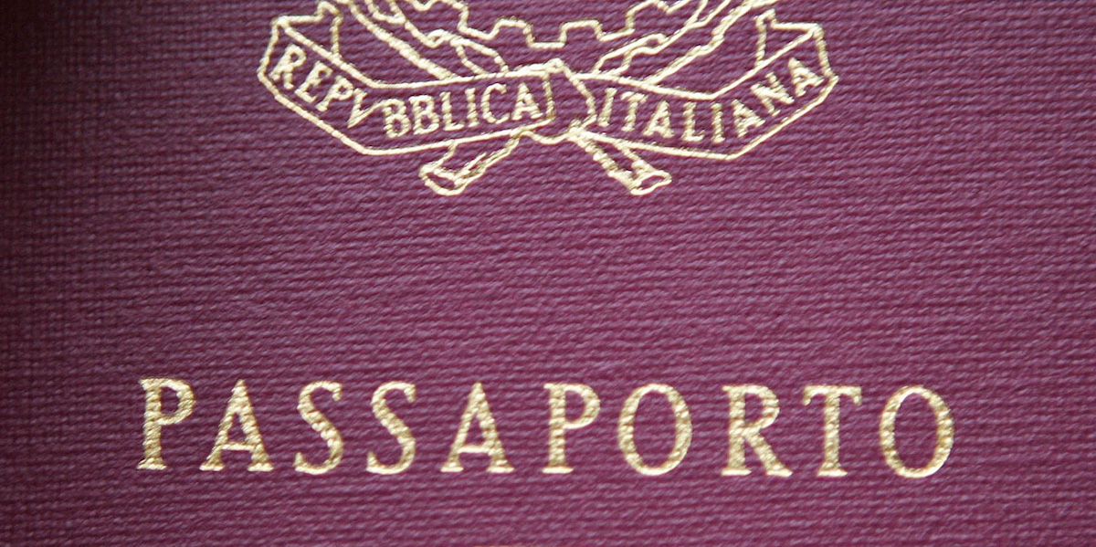 copertina del passaporto italiano