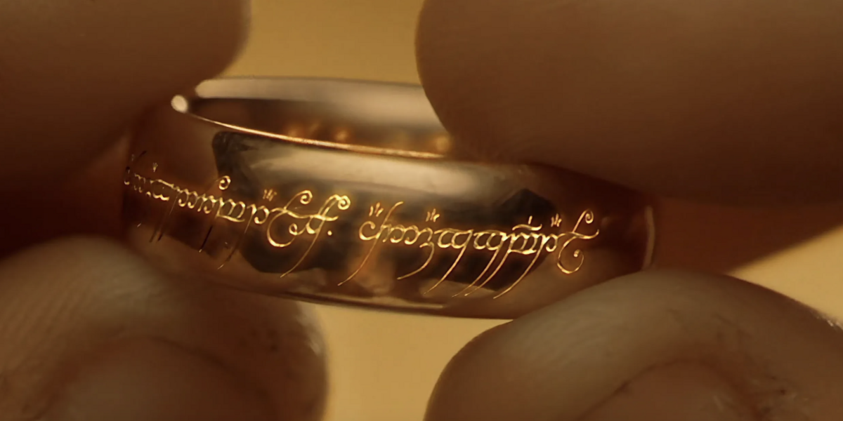 Una scena di Il Signore degli Anelli: La compagnia dell'anello in cui appare una scritta in tengwar, un sistema di scrittura ideato da J. R. R. Tolkien (New Line Cinema)