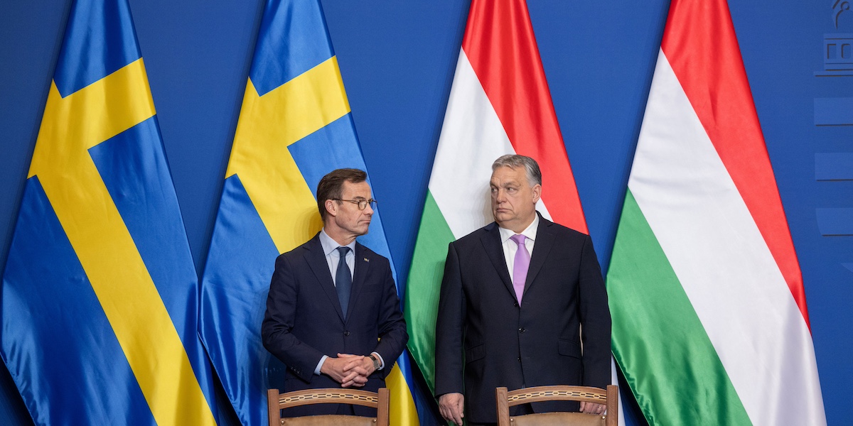 Il primo ministro svedese Ulf Kristersson e il suo omologo ungherese Viktor Orban durante una conferenza stampa (Janos Kummer/Getty Images)