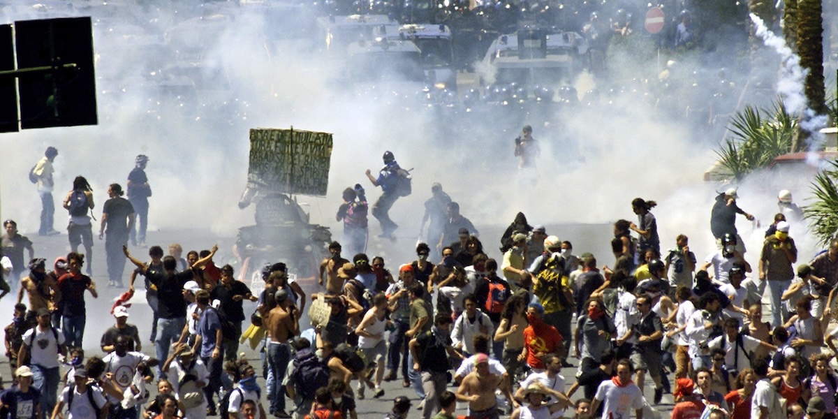 Un'immagine degli scontri del G8, a Genova, nel 2001