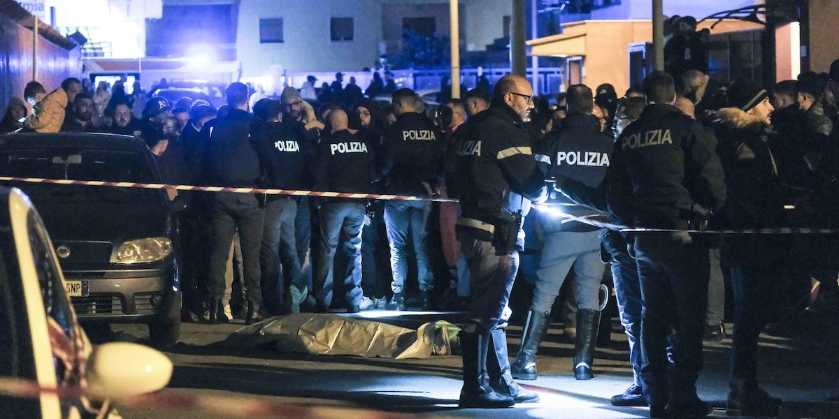 La polizia radunata attorno al corpo della persona uccisa a Palermo
