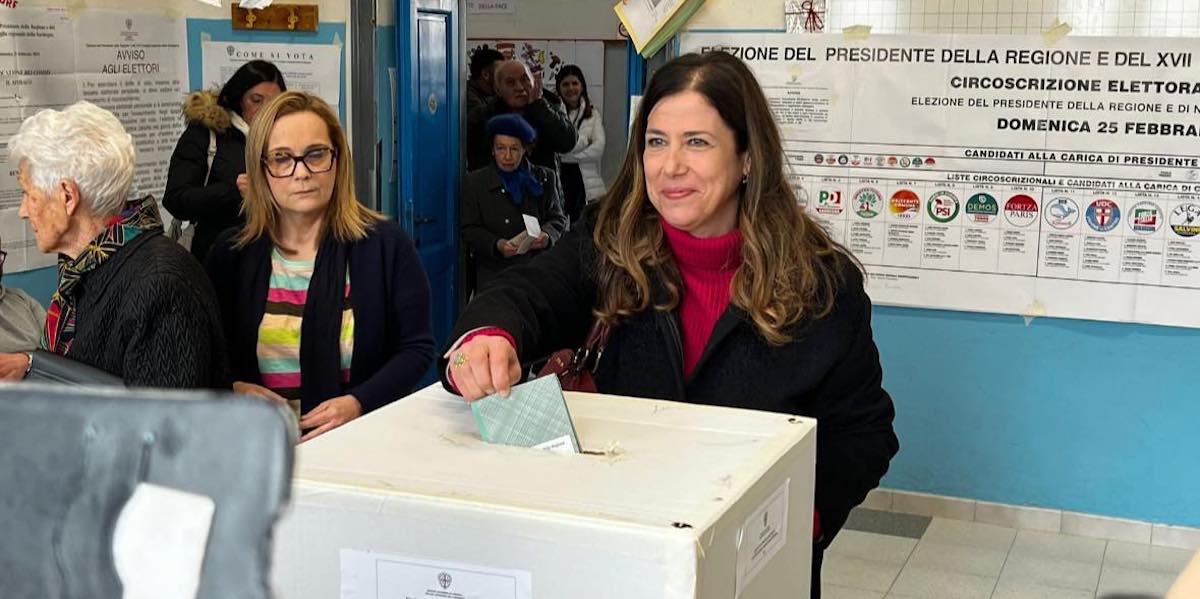 La candidata del centrosinistra Alessandra Todde mentre vota al suo seggio (Facebook Alessandra Todde)
