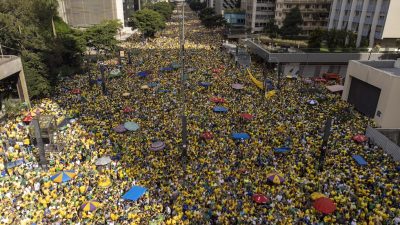 Una foto dall'alto dei manifestanti
