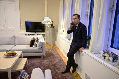 Il primo ministro svedese Ulf Kristersson al telefono nel suo ufficio mentre riceve per telefono la notizia della ratifica dell’ingresso della Svezia nella NATO da parte dell’Ungheria, martedì