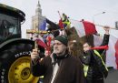 Alcuni agricoltori polacchi durante una delle proteste delle ultime settimane, rivolte soprattutto contro le importazioni dei cereali ucraini, che a loro dire danneggiano il mercato polacco