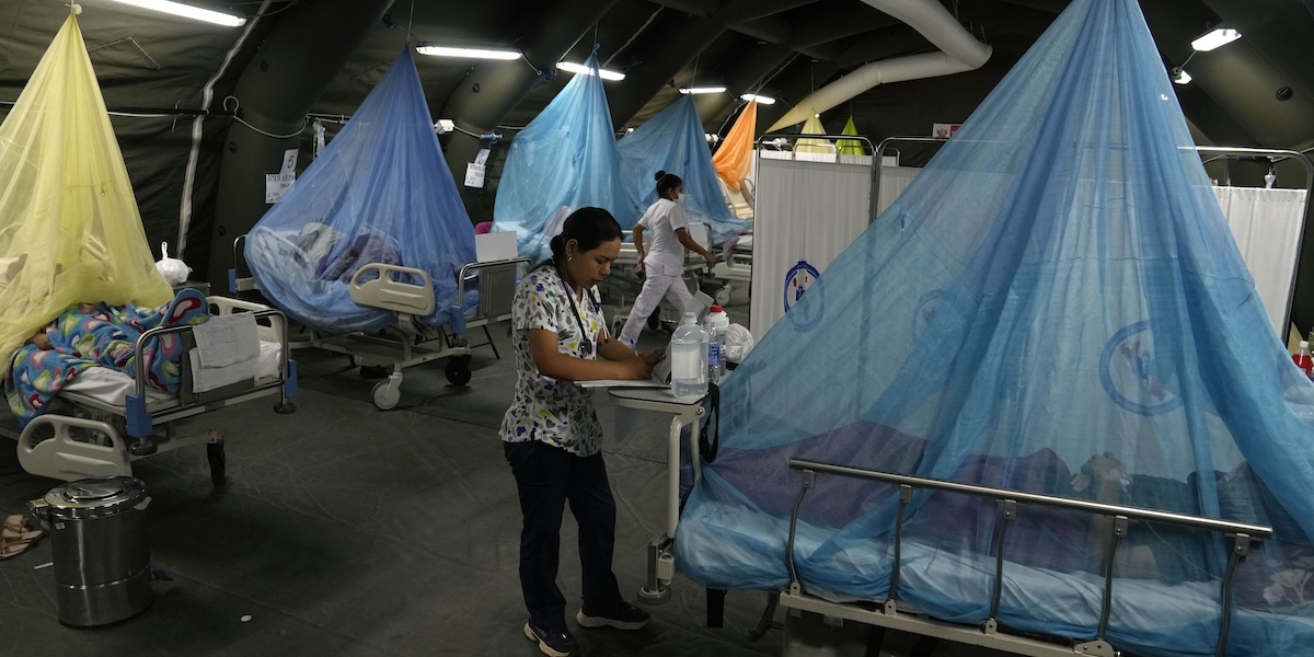 Una medica con alcuni pazienti affetti da dengue in Perù, nel 2023
