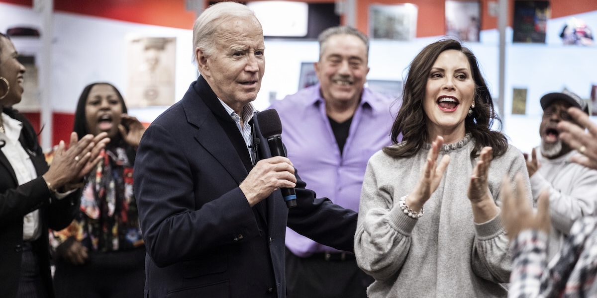 Joe Biden e Gretchen Whitmer durante un comizio