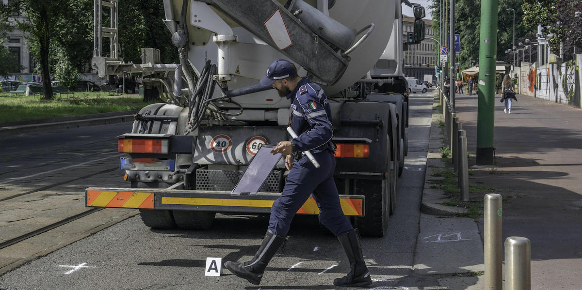 Un poliziotto controlla un tir dopo un incidente a Milano