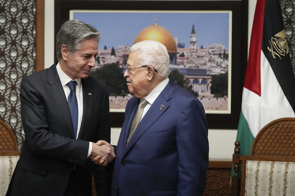 Il Segretario di Stato degli Stati Uniti, Antony Blinken, con il presidente dell'Autorità Nazionale Palestinese, Mahmoud Abbas
