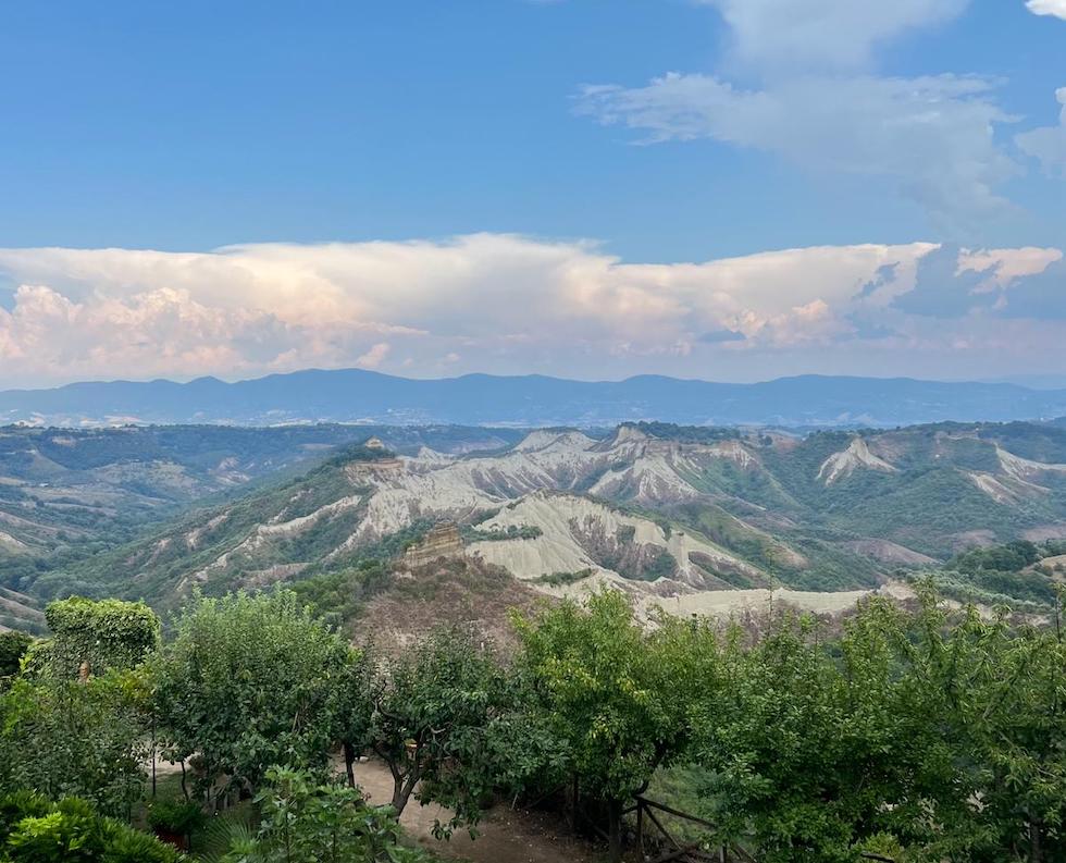 La valle dei calanchi a sud di Civita